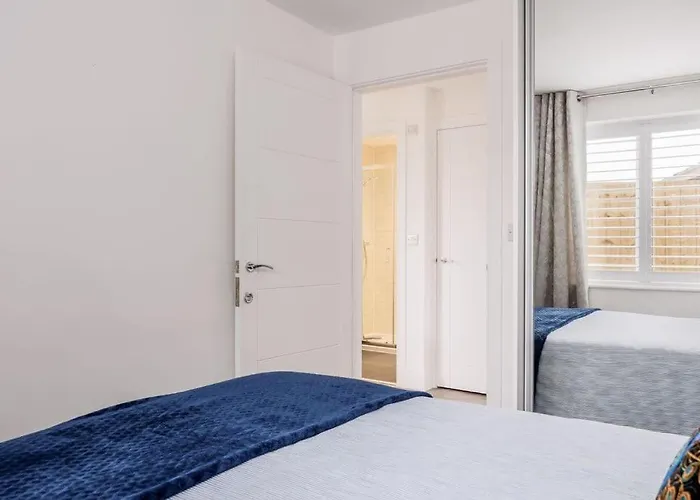 Beautiful House In Poole With Parking, All Ground Floor Level