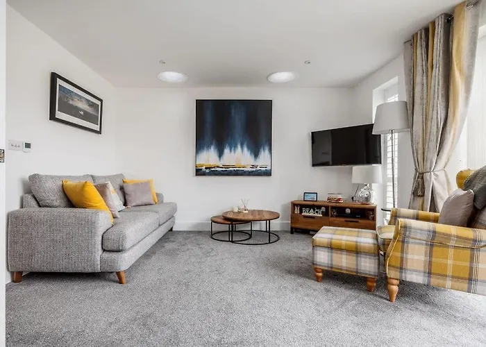 Beautiful House In Poole With Parking, All Ground Floor Level