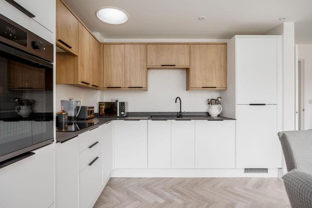 Beautiful House In With Parking, Ground Floor Level *