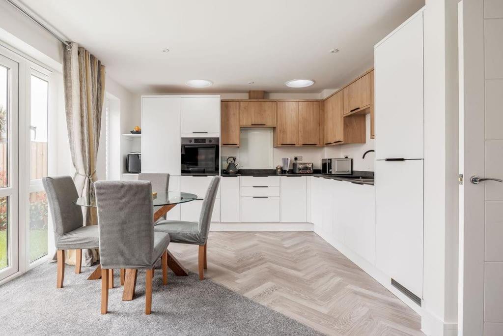 Beautiful House In With Parking, Ground Floor Level Holiday home *