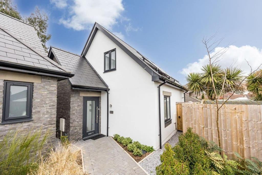 Beautiful House In With Parking, Ground Floor Level